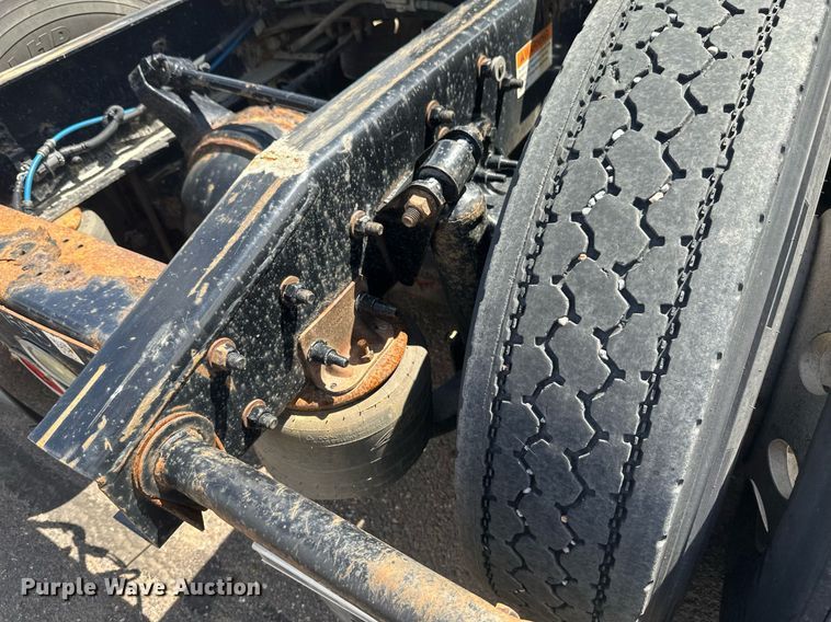 image for item EB2703 2016 Freightliner Cascadia semi truck