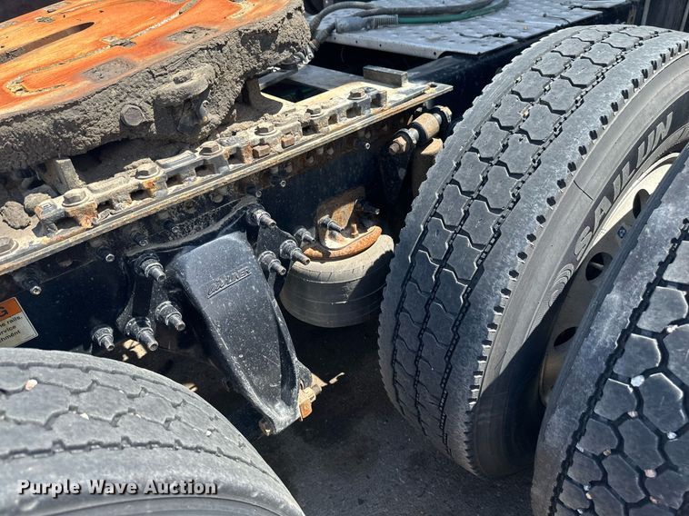 image for item EB2703 2016 Freightliner Cascadia semi truck