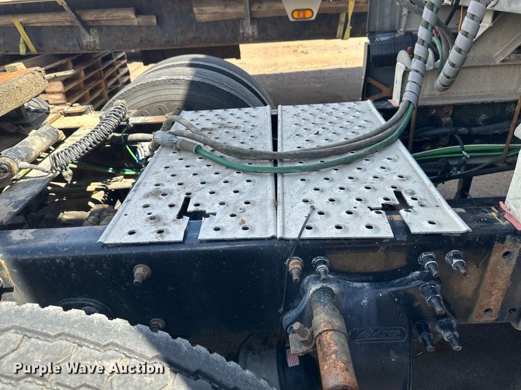 image for item EB2703 2016 Freightliner Cascadia semi truck