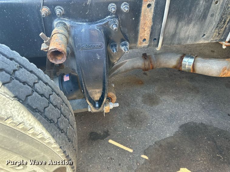 image for item EB2703 2016 Freightliner Cascadia semi truck