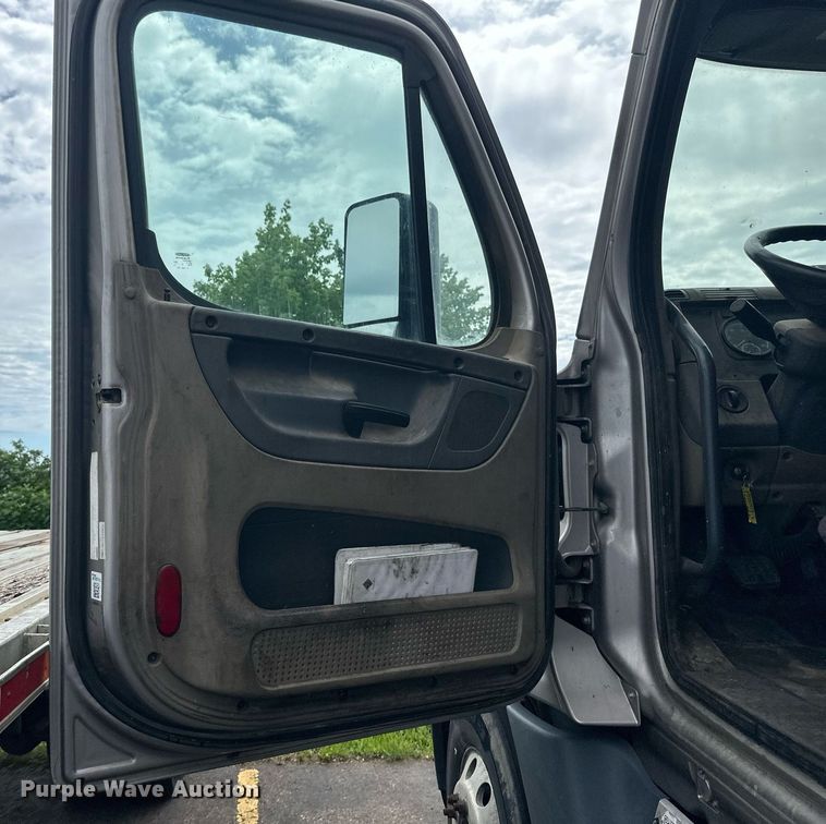 image for item EB2703 2016 Freightliner Cascadia semi truck