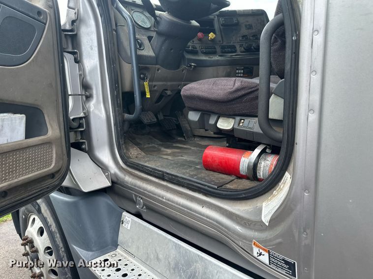 image for item EB2703 2016 Freightliner Cascadia semi truck