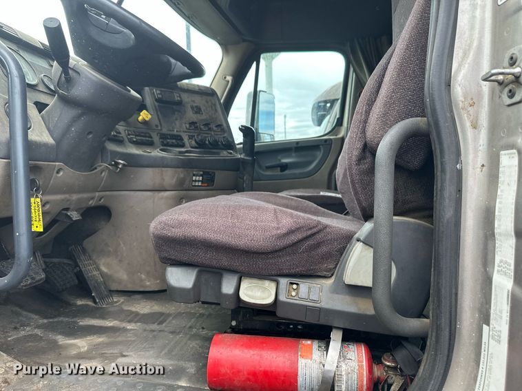 image for item EB2703 2016 Freightliner Cascadia semi truck