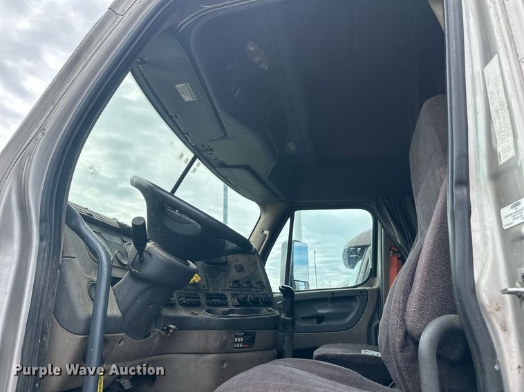 image for item EB2703 2016 Freightliner Cascadia semi truck