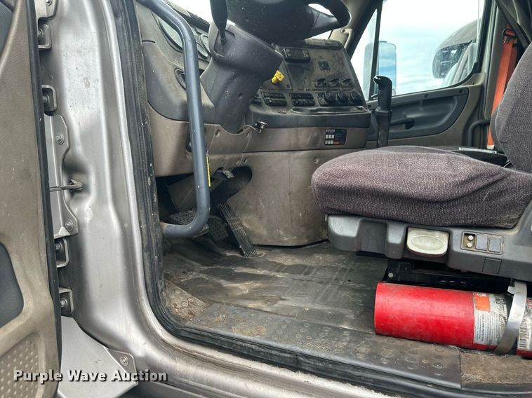 image for item EB2703 2016 Freightliner Cascadia semi truck