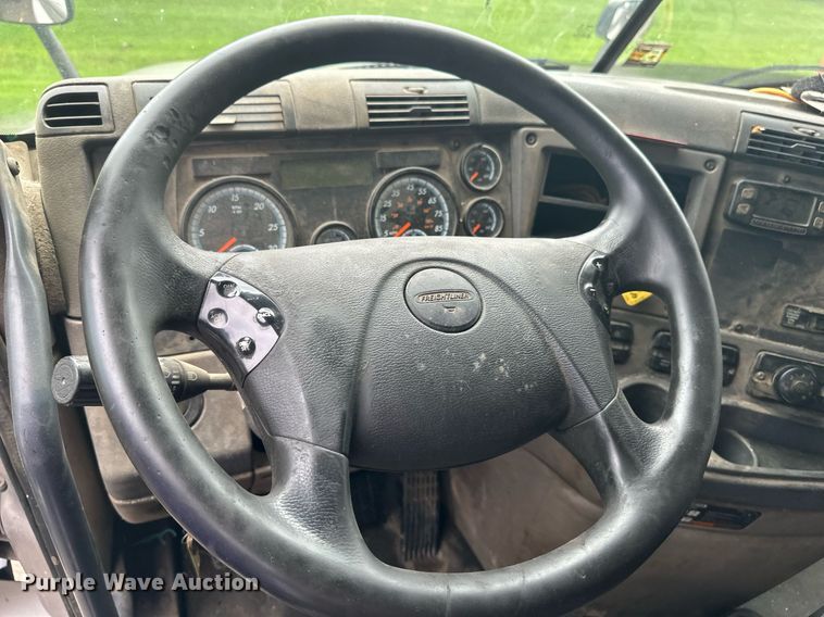 image for item EB2703 2016 Freightliner Cascadia semi truck