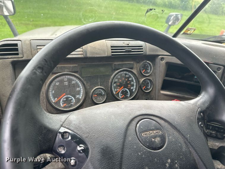 image for item EB2703 2016 Freightliner Cascadia semi truck