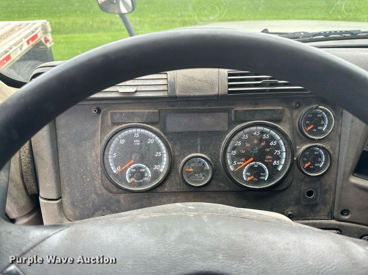 image for item EB2703 2016 Freightliner Cascadia semi truck