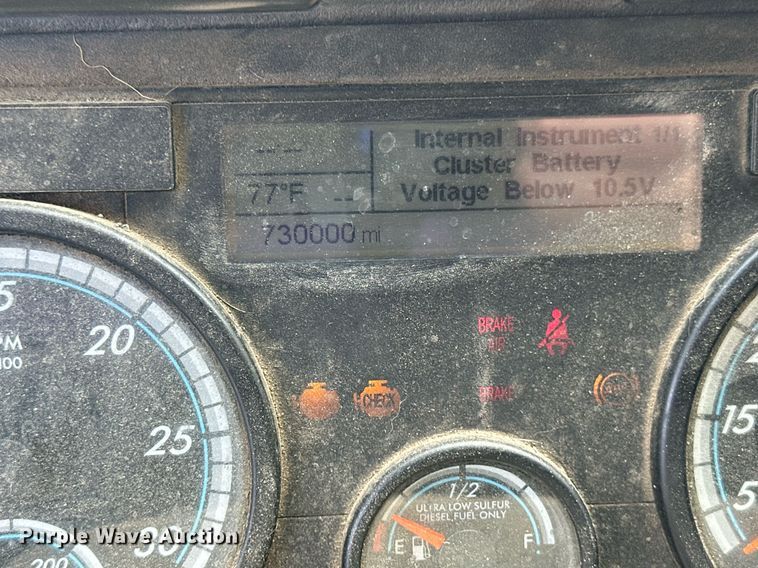 image for item EB2703 2016 Freightliner Cascadia semi truck