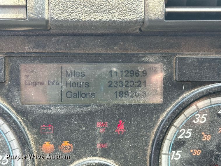 image for item EB2703 2016 Freightliner Cascadia semi truck