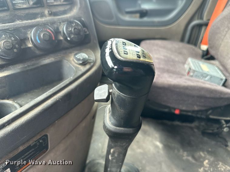 image for item EB2703 2016 Freightliner Cascadia semi truck