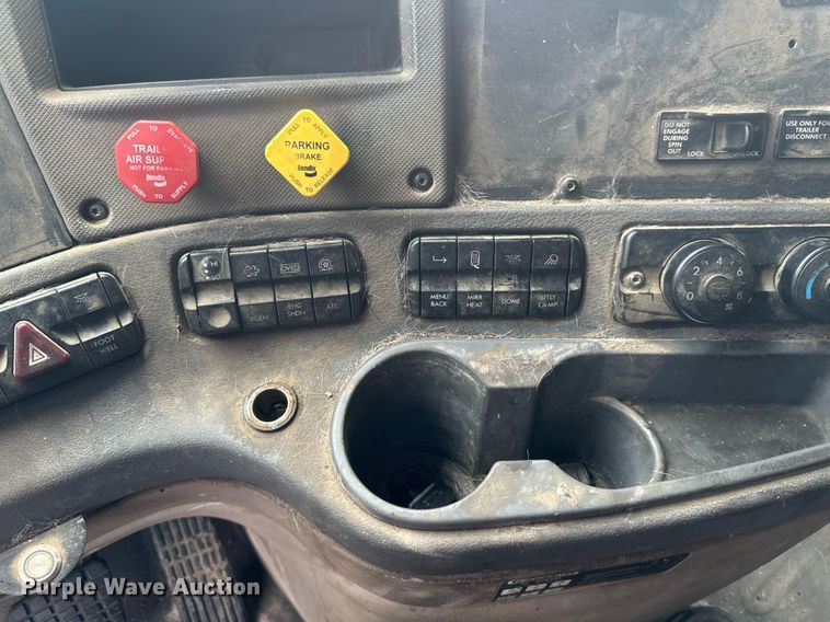 image for item EB2703 2016 Freightliner Cascadia semi truck