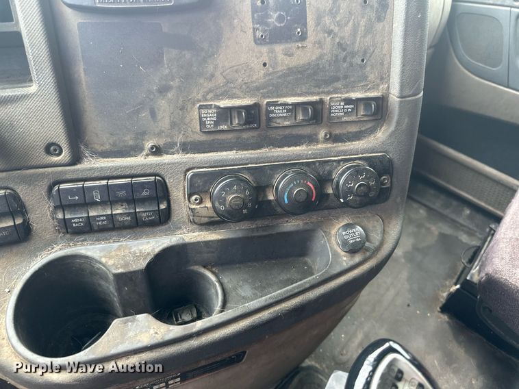 image for item EB2703 2016 Freightliner Cascadia semi truck