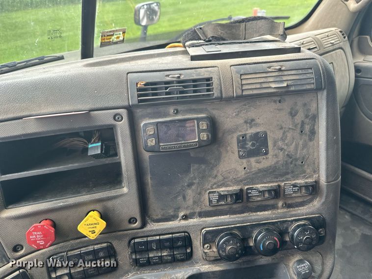 image for item EB2703 2016 Freightliner Cascadia semi truck