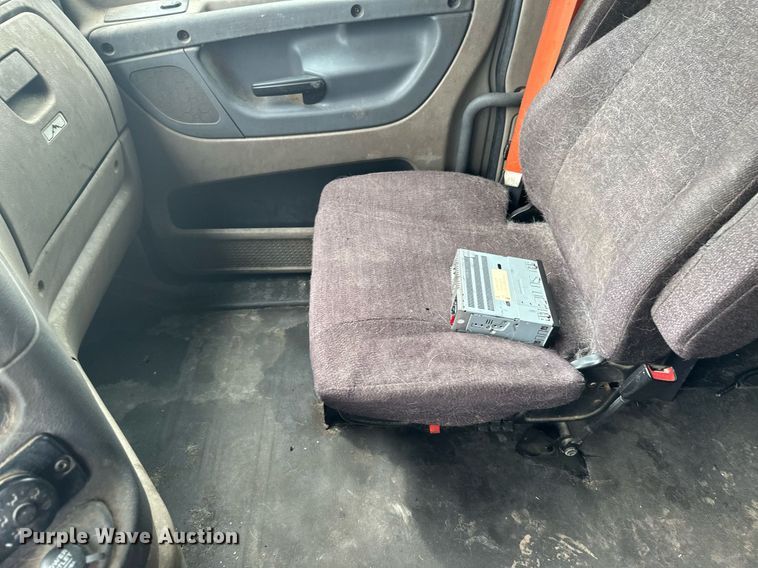 image for item EB2703 2016 Freightliner Cascadia semi truck