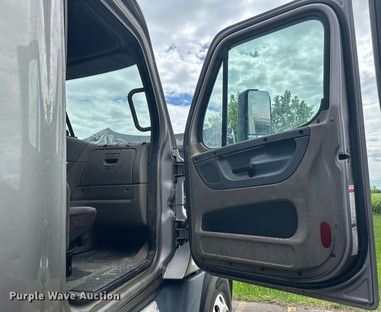 image for item EB2703 2016 Freightliner Cascadia semi truck