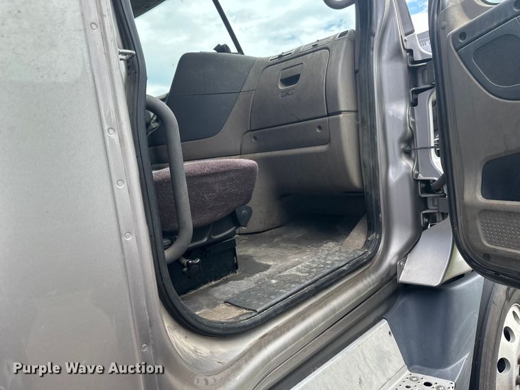 image for item EB2703 2016 Freightliner Cascadia semi truck