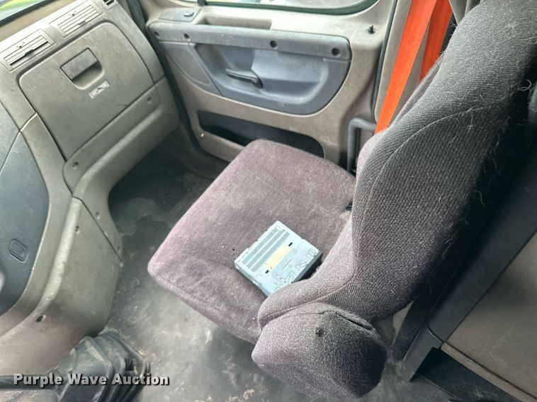 image for item EB2703 2016 Freightliner Cascadia semi truck