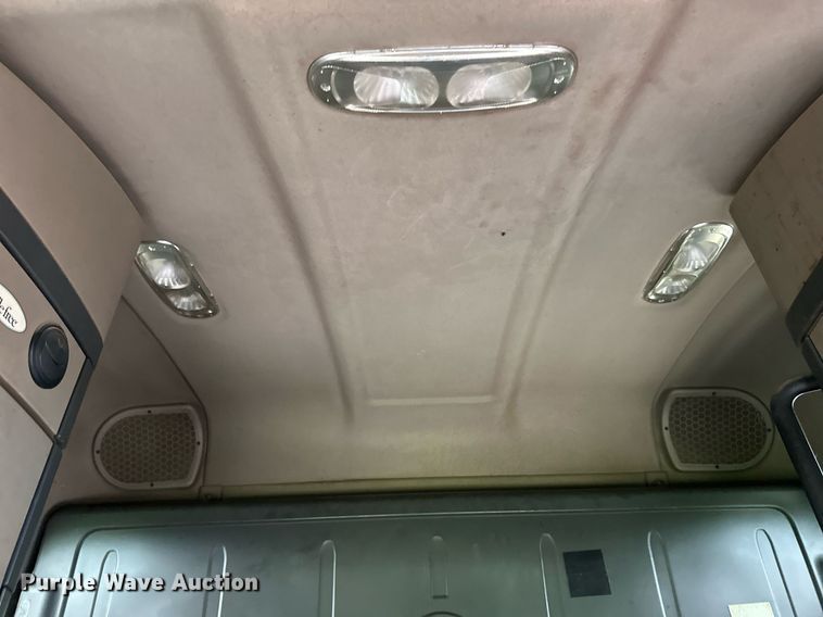 image for item EB2703 2016 Freightliner Cascadia semi truck