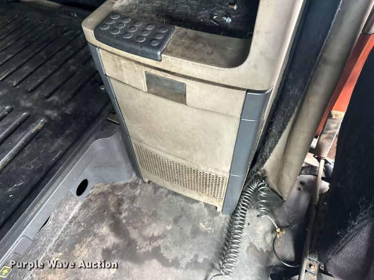 image for item EB2703 2016 Freightliner Cascadia semi truck