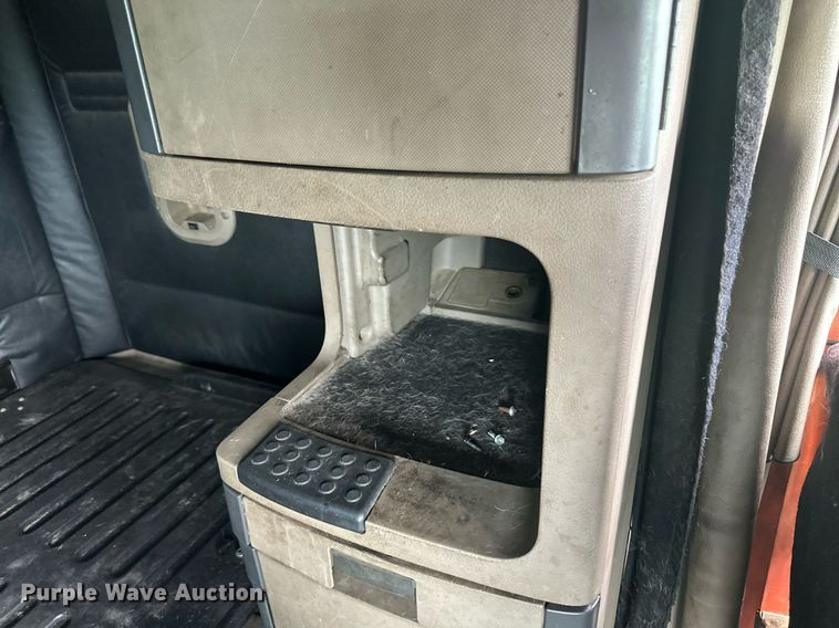 image for item EB2703 2016 Freightliner Cascadia semi truck