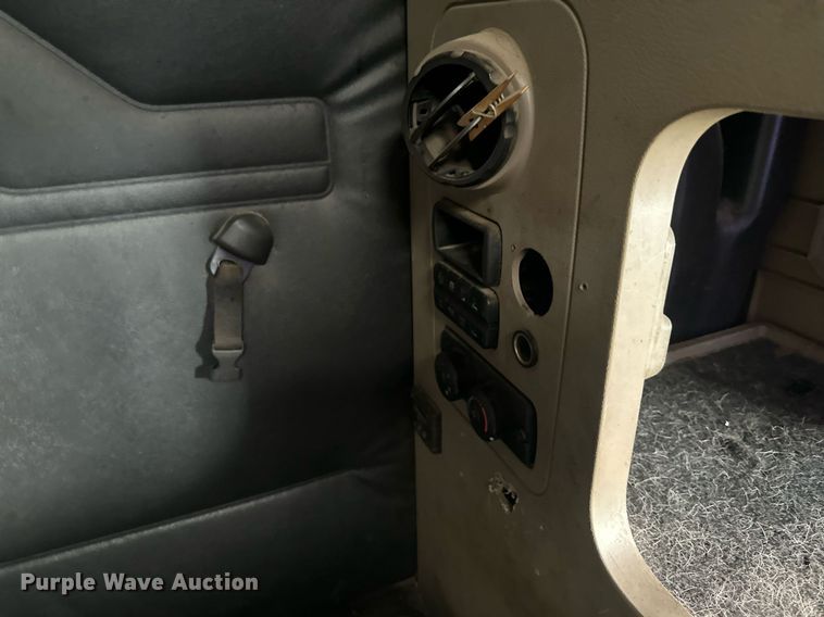 image for item EB2703 2016 Freightliner Cascadia semi truck