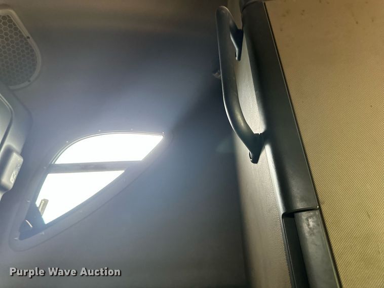 image for item EB2703 2016 Freightliner Cascadia semi truck