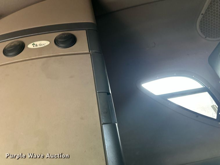 image for item EB2703 2016 Freightliner Cascadia semi truck