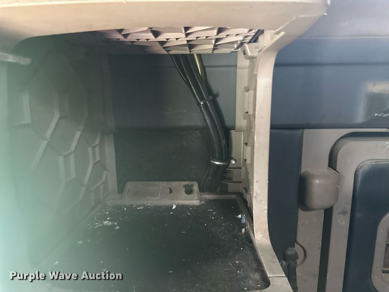 image for item EB2703 2016 Freightliner Cascadia semi truck