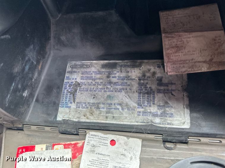 image for item EB2703 2016 Freightliner Cascadia semi truck