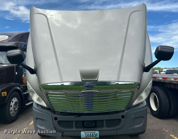 image for item EB2703 2016 Freightliner Cascadia semi truck