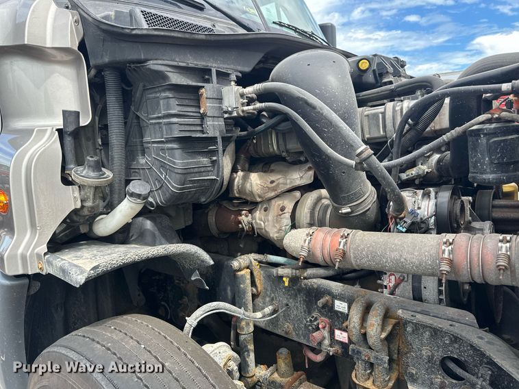 image for item EB2703 2016 Freightliner Cascadia semi truck