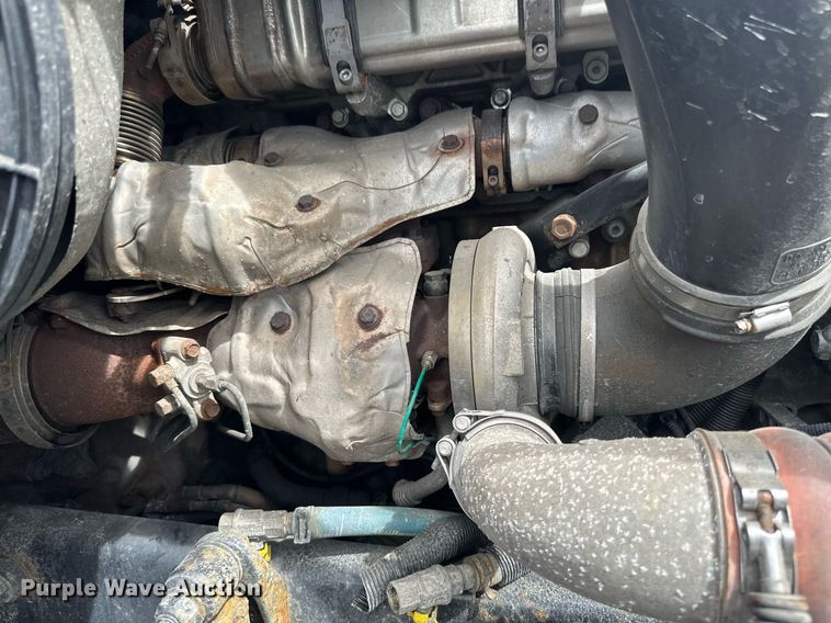 image for item EB2703 2016 Freightliner Cascadia semi truck