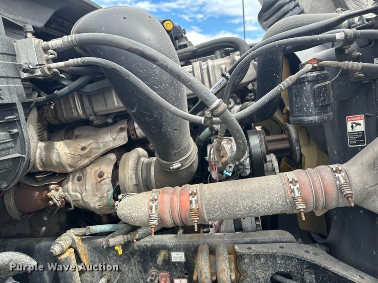 image for item EB2703 2016 Freightliner Cascadia semi truck