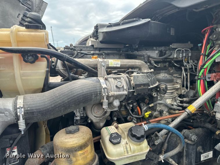 image for item EB2703 2016 Freightliner Cascadia semi truck