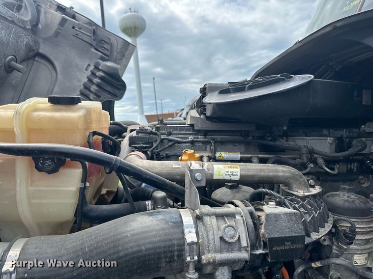 image for item EB2703 2016 Freightliner Cascadia semi truck