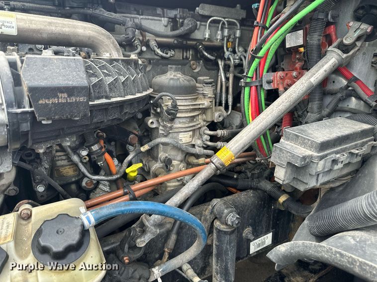 image for item EB2703 2016 Freightliner Cascadia semi truck