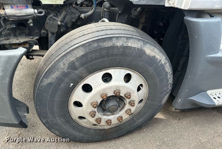 image for item EB2703 2016 Freightliner Cascadia semi truck