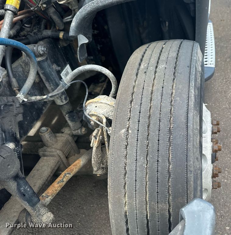 image for item EB2703 2016 Freightliner Cascadia semi truck