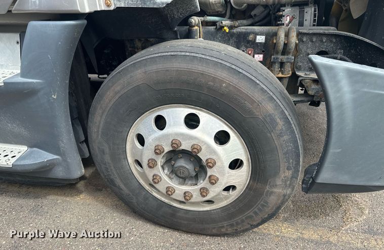 image for item EB2703 2016 Freightliner Cascadia semi truck