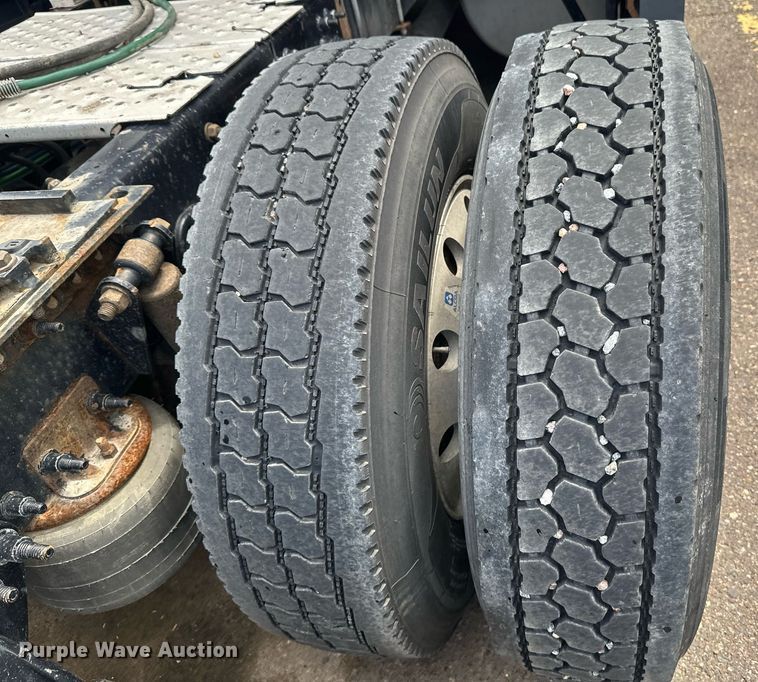 image for item EB2703 2016 Freightliner Cascadia semi truck