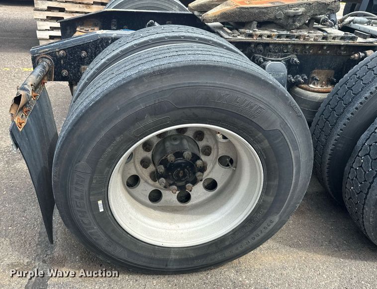 image for item EB2703 2016 Freightliner Cascadia semi truck