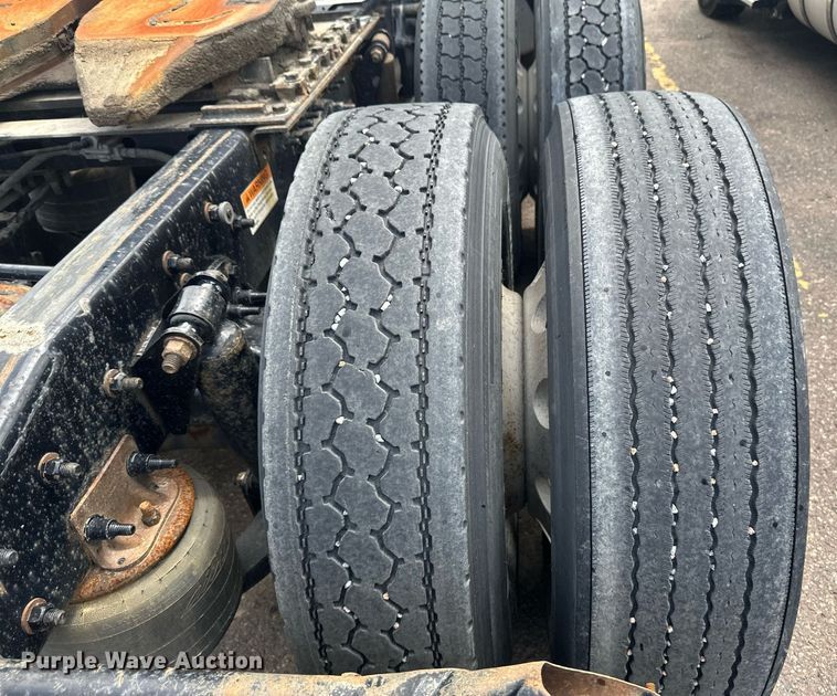 image for item EB2703 2016 Freightliner Cascadia semi truck