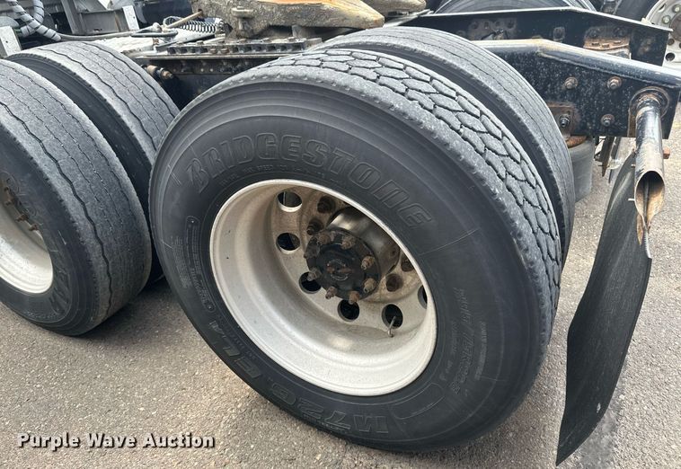 image for item EB2703 2016 Freightliner Cascadia semi truck