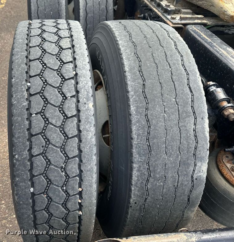 image for item EB2703 2016 Freightliner Cascadia semi truck