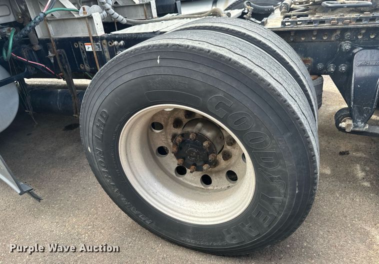 image for item EB2703 2016 Freightliner Cascadia semi truck