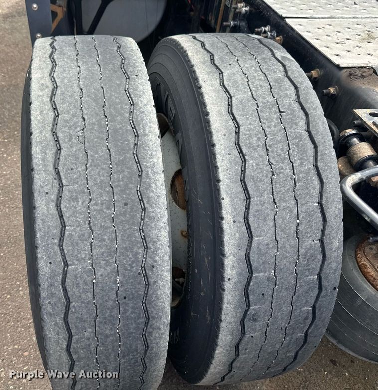 image for item EB2703 2016 Freightliner Cascadia semi truck