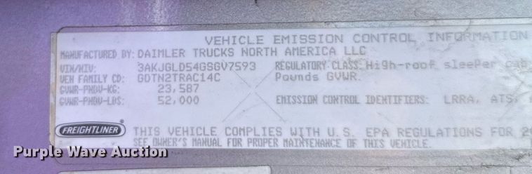 image for item EB2703 2016 Freightliner Cascadia semi truck