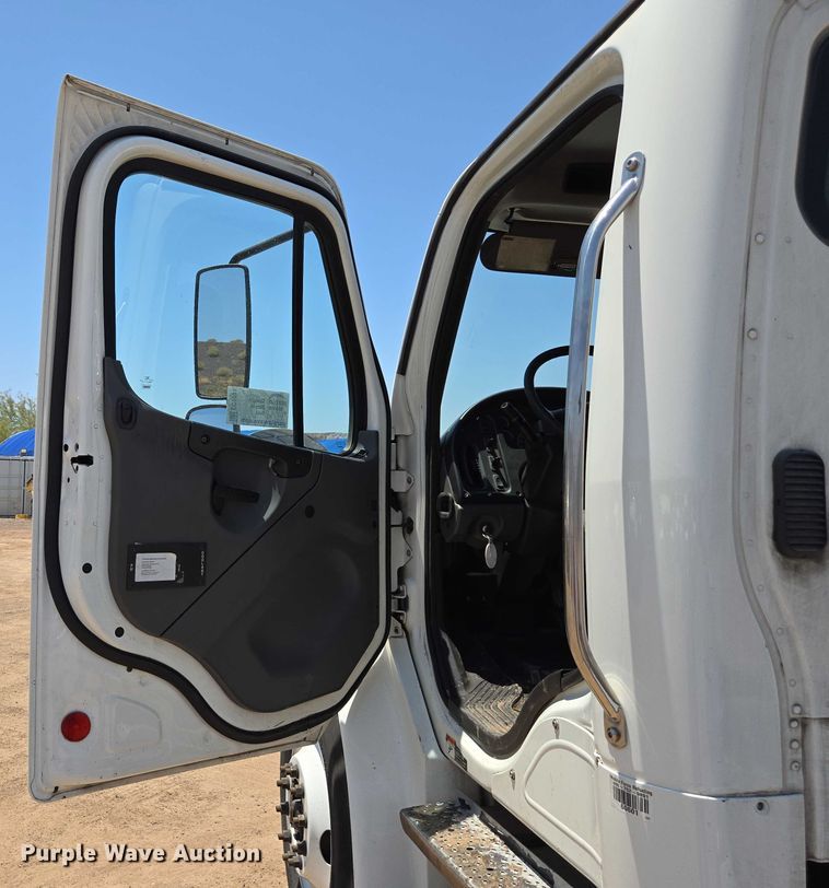 image for item EC1074 2012 Freightliner Business Class M2 truck cab and chassis