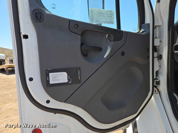 image for item EC1074 2012 Freightliner Business Class M2 truck cab and chassis